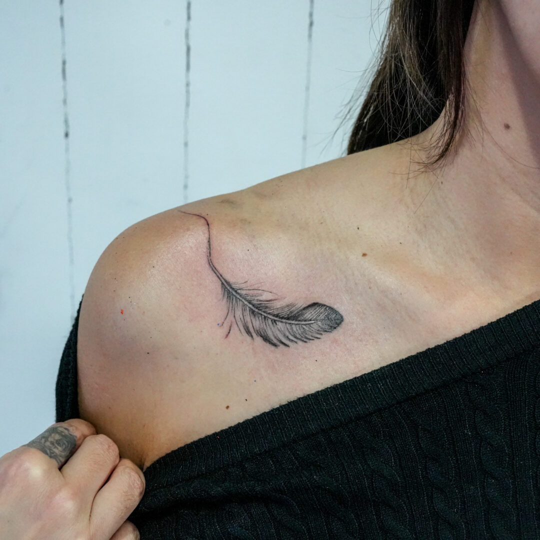 肩(鎖骨)に羽根タトゥー(Feather Tattoo on the Shoulder (Collarbone))