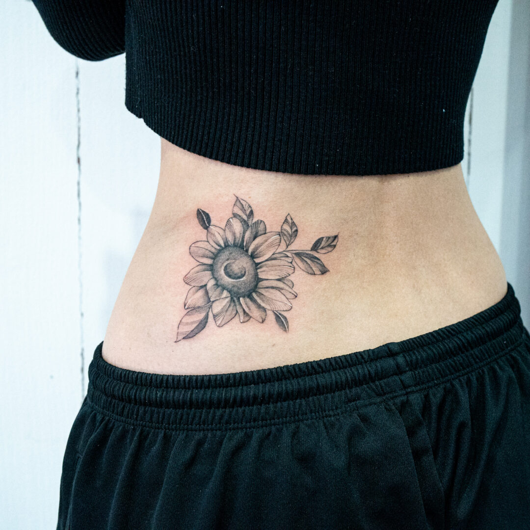 腰に花タトゥー(Floral Tattoo on the Lower Back)
