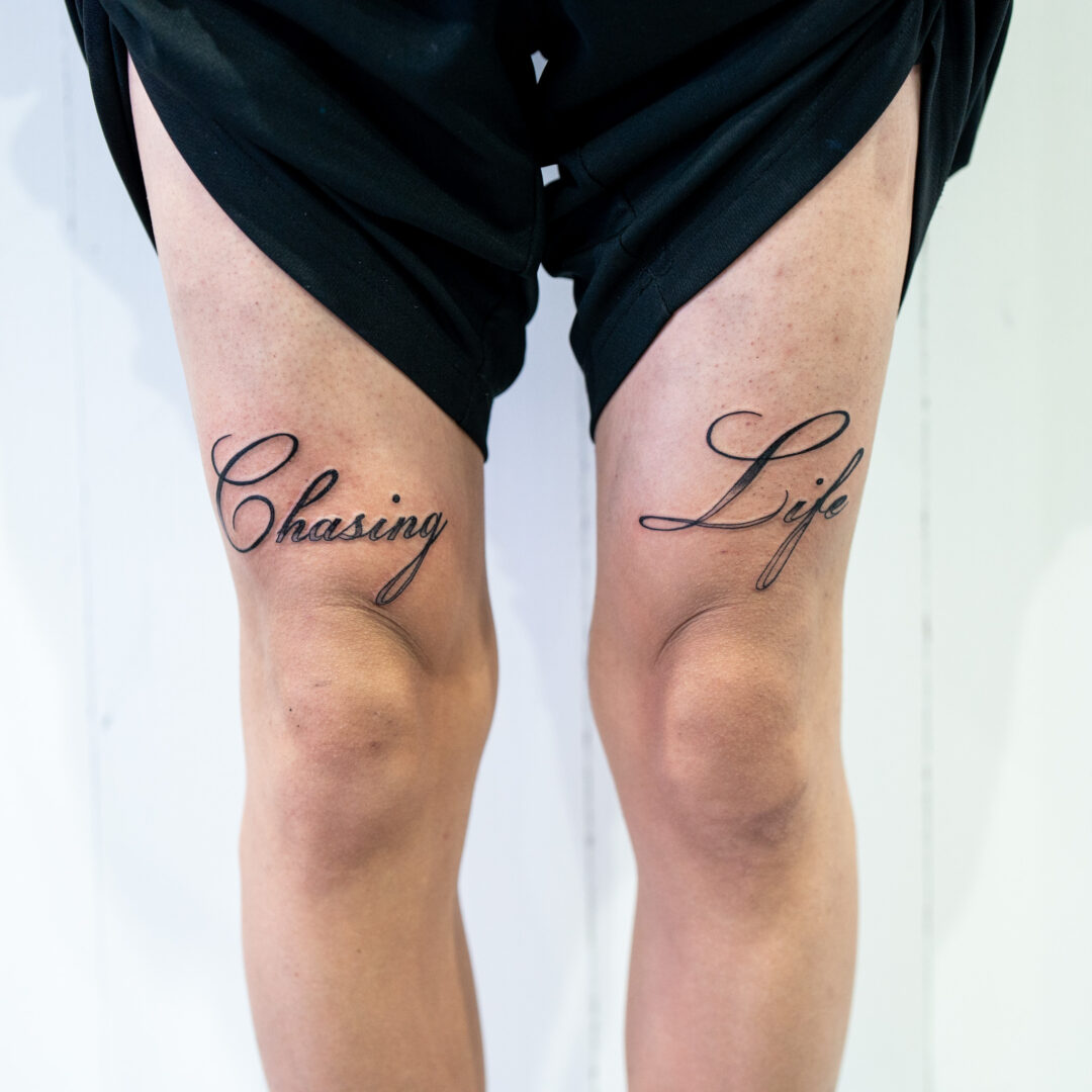 太ももに英字レタリングタトゥー(English Lettering Tattoo on the Thigh)
