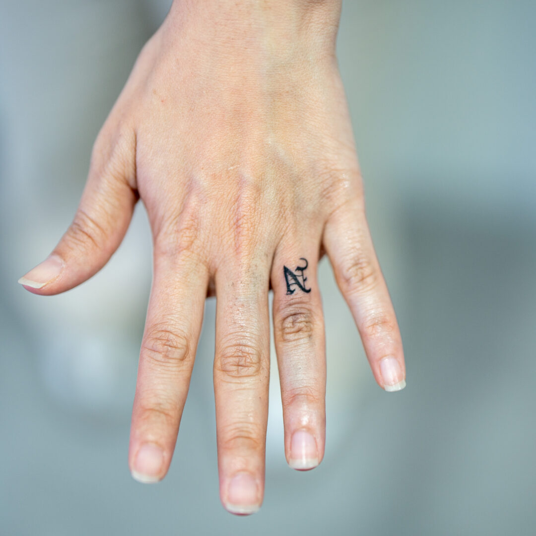 指にレタリングタトゥー(Finger Lettering Tattoos)