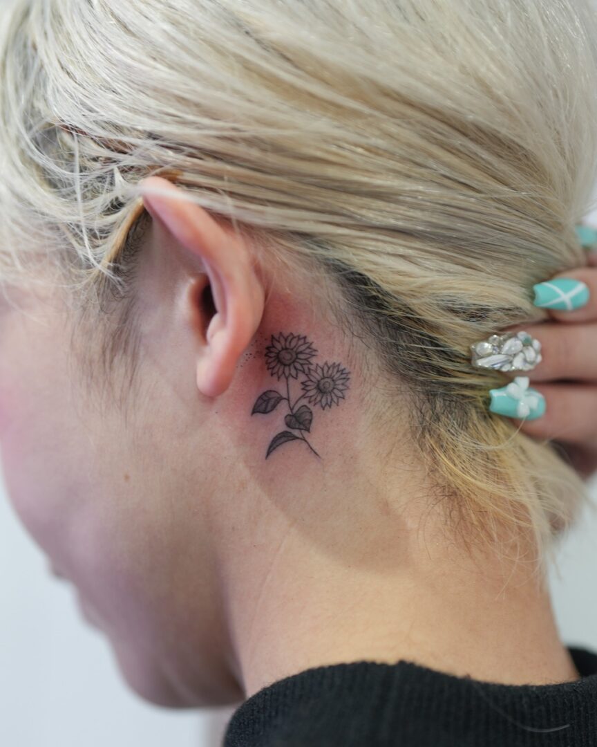 耳裏にお花のタトゥー(Flower Tattoo Behind the Ear)