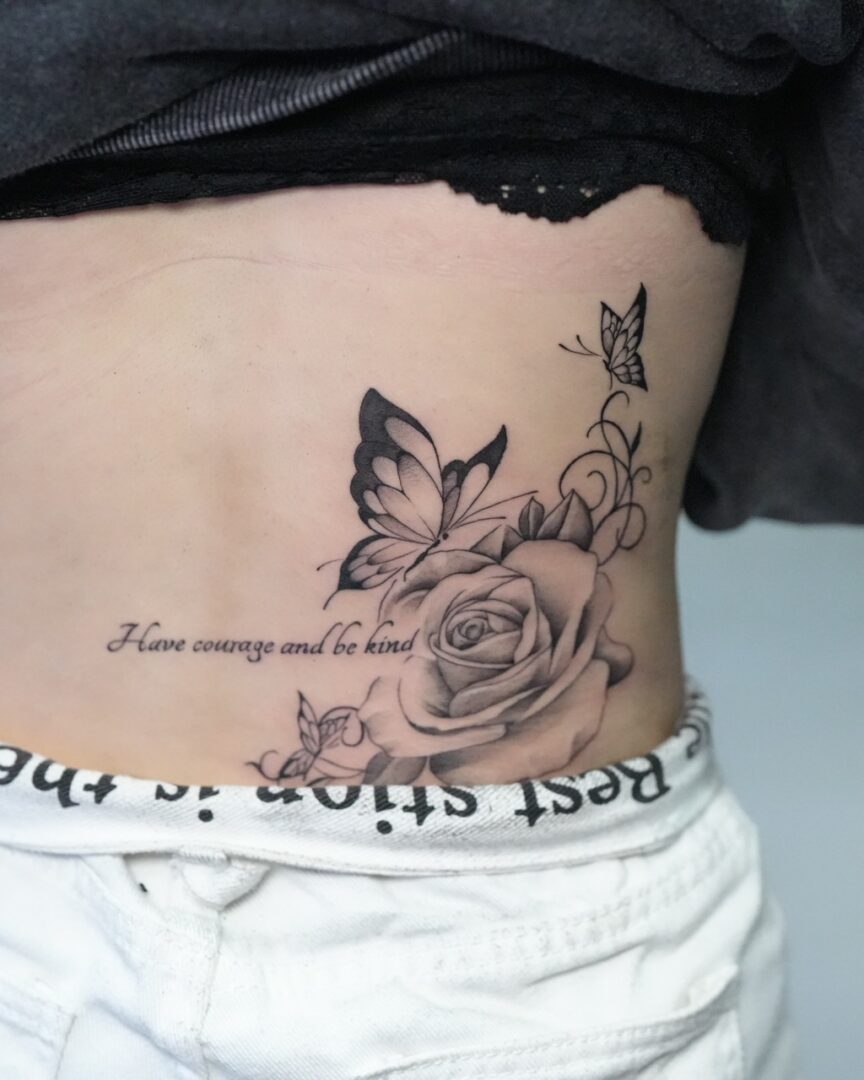 バラと蝶とレタリングタトゥー(Rose, Butterfly, and Lettering Tattoo)