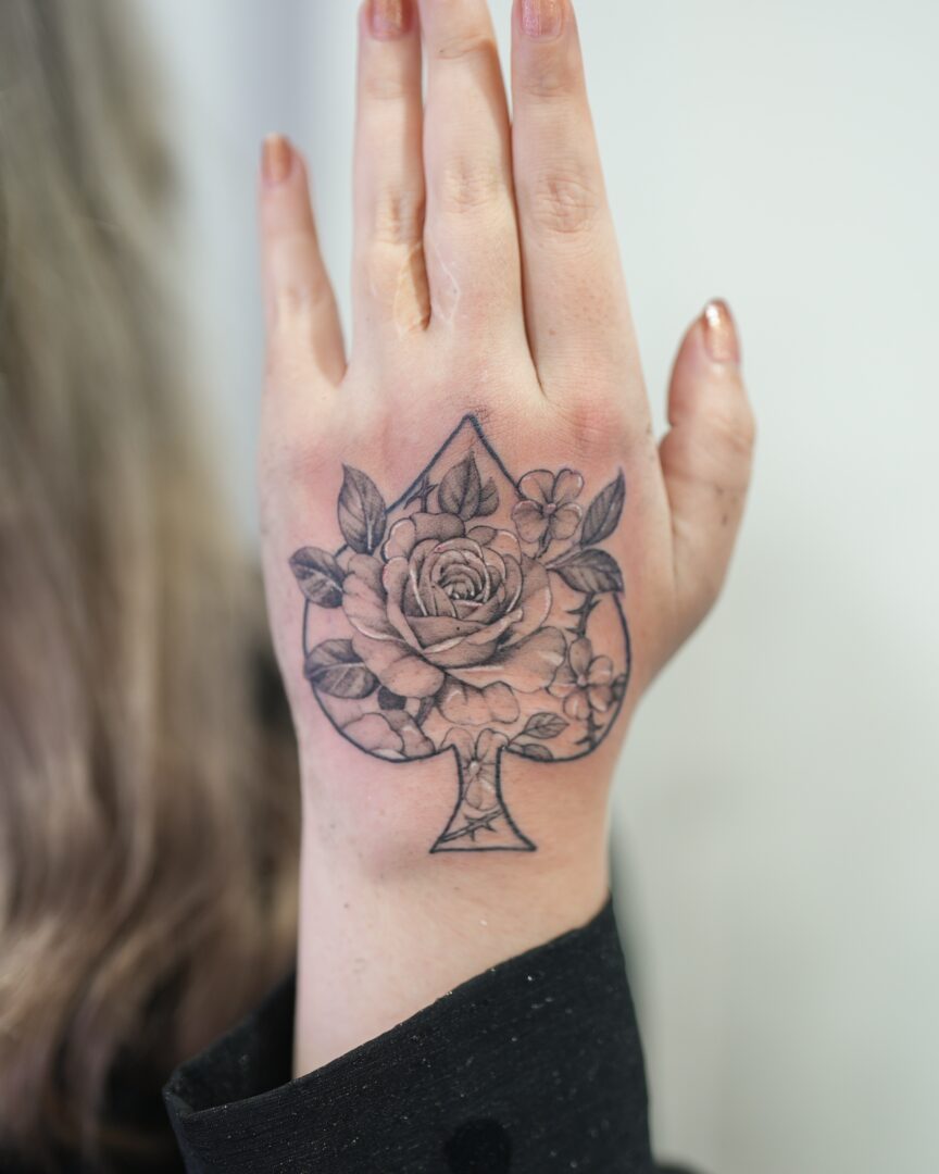 手の甲に描かれた「スペードとバラのタトゥー」(Spade and Rose Tattoo on the Back of the Hand)