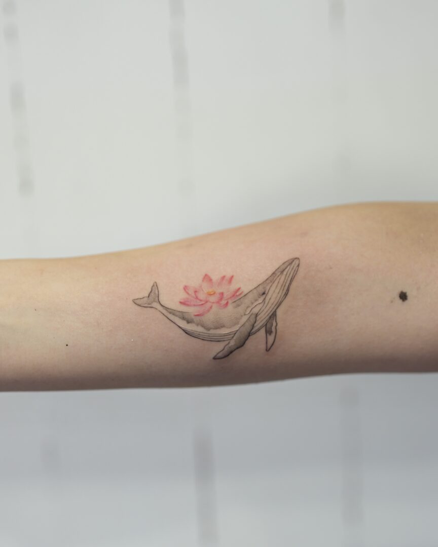 腕に鯨と花のタトゥー(Whale and Flower Tattoo on Arm)