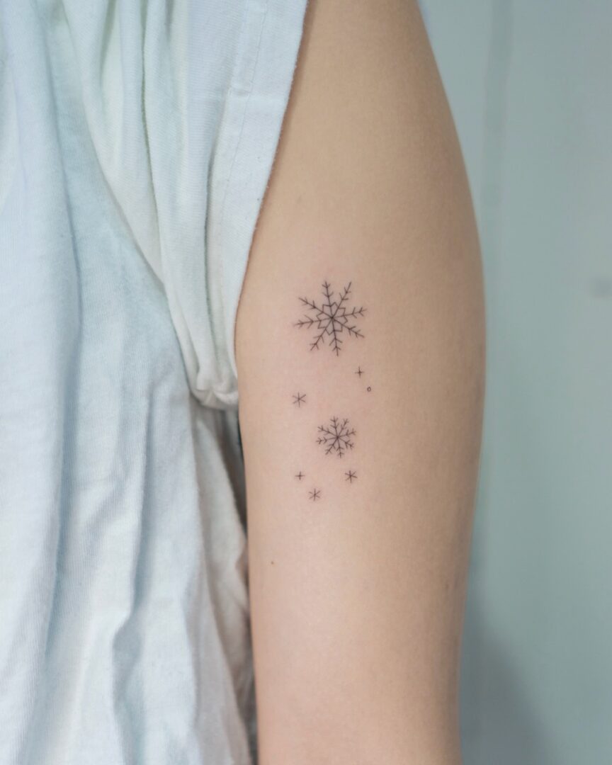 腕に雪の結晶タトゥー(Snowflake Tattoo on Arm)