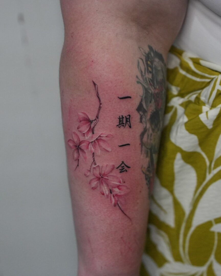 花と漢字のタトゥー(Flower and Kanji Tattoos)