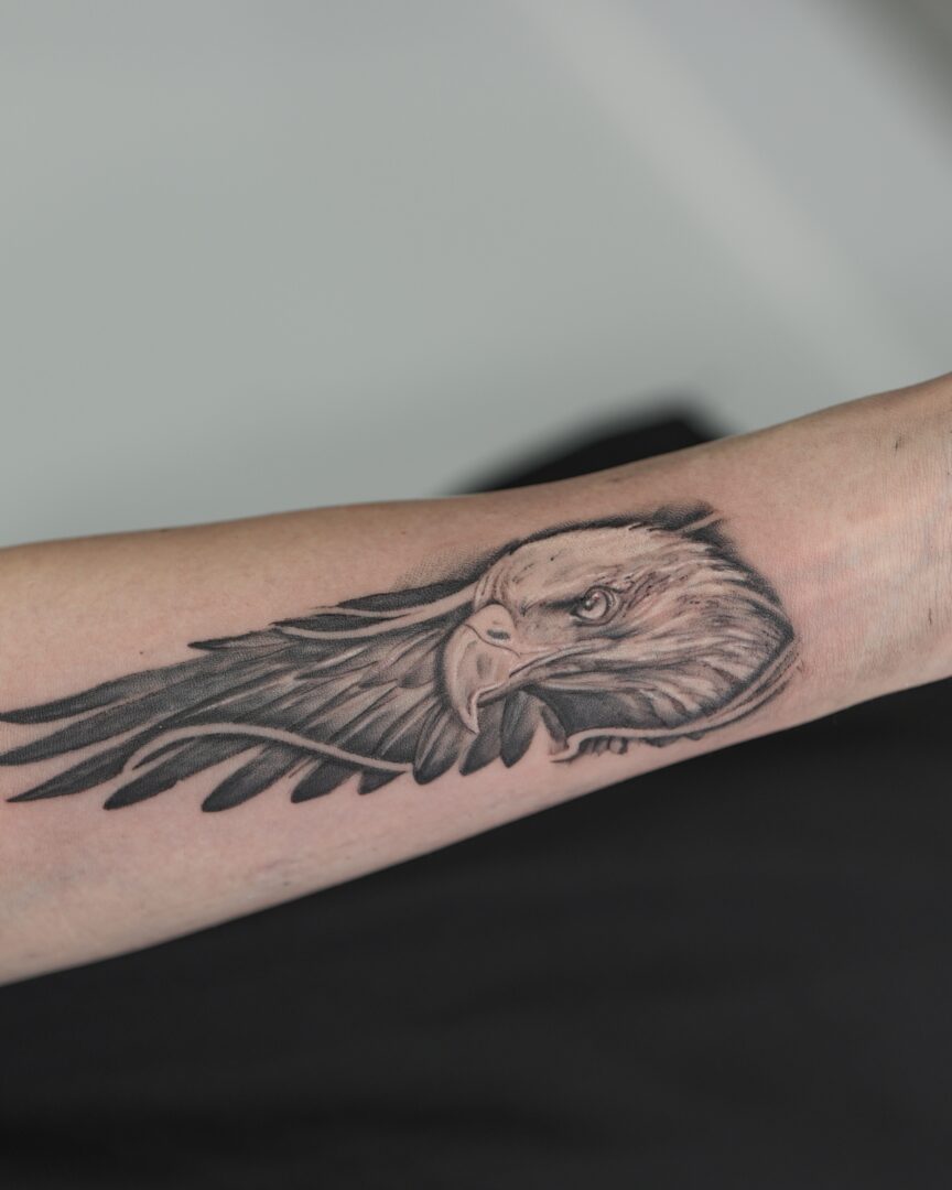 腕に鷲のタトゥー(Eagle Tattoo on Arm)