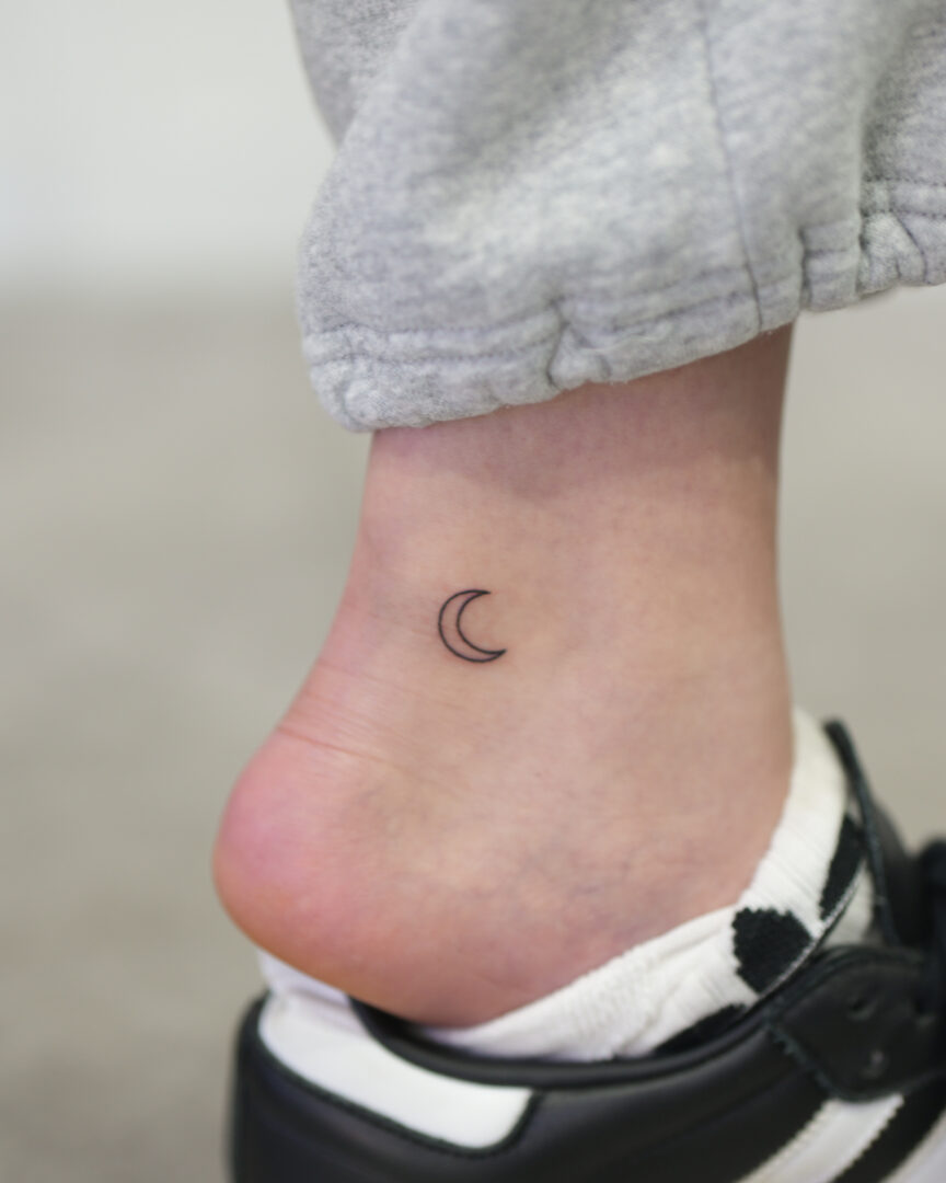 足首にミニマルな月タトゥー(Minimalist Moon Tattoo on the Ankle)