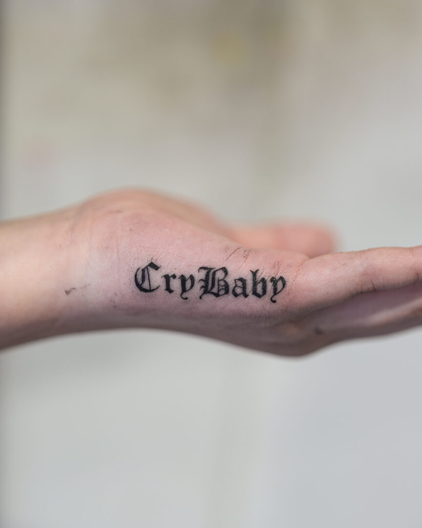 手の側面にレタリングタトゥー(Lettering Tattoo on the Side of the Hand)