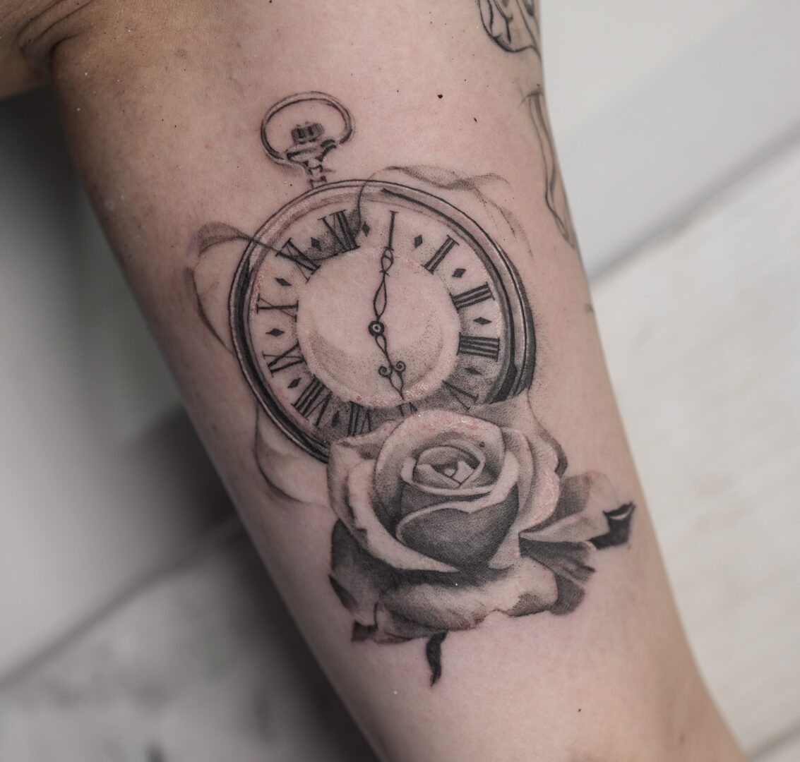 腕にバラと懐中時計のタトゥー(Rose and Pocket Watch Tattoo on Arm)
