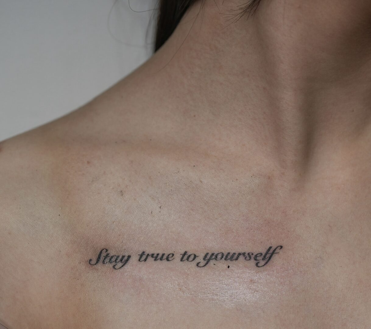 鎖骨下の英語レタリングタトゥー(English Lettering Tattoo Below the Collarbone)