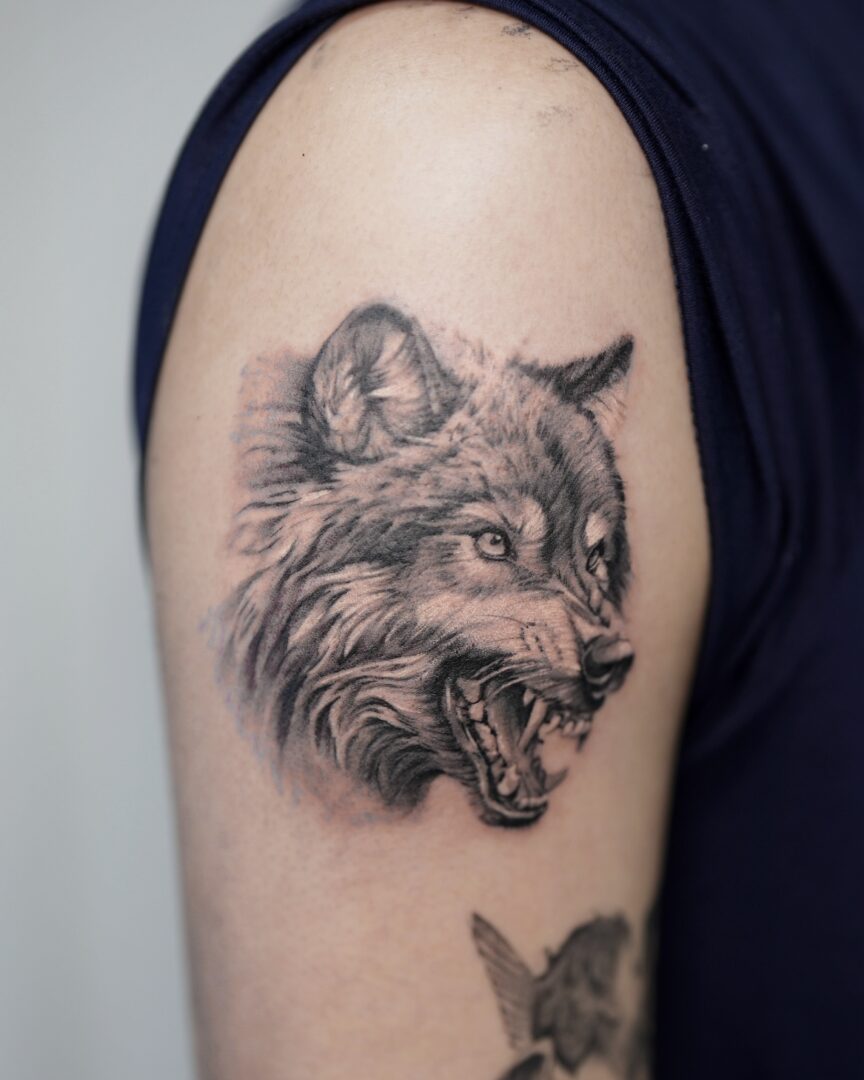 腕に狼タトゥー(Wolf Tattoo on the Arm)