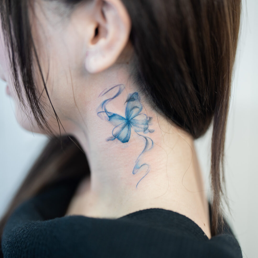 首に蝶々のタトゥー(Butterfly Tattoo on the Neck)